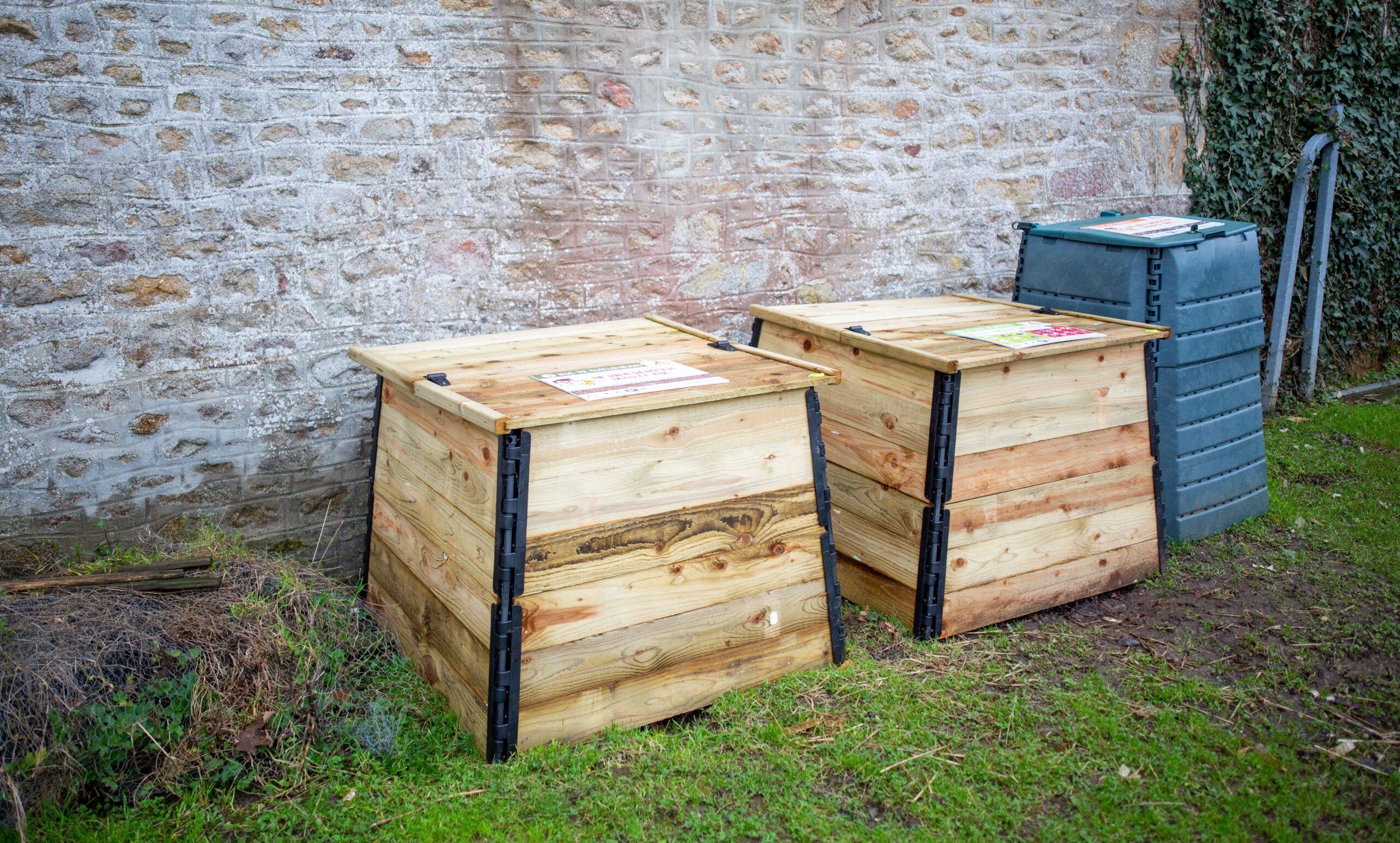 Potager composteur en bois associant espace de culture et compostage